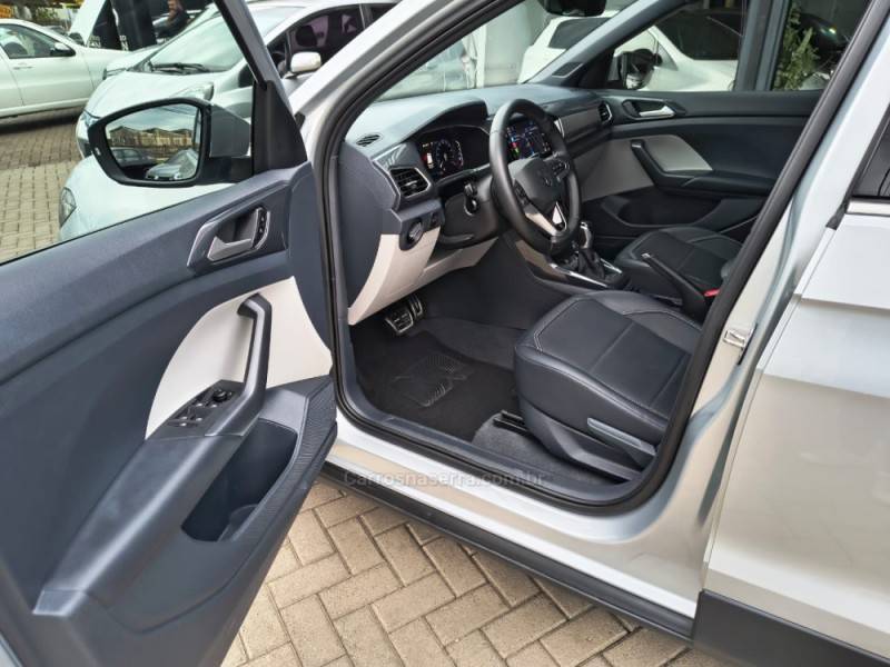 VOLKSWAGEN - T-CROSS - 2022/2023 - Prata - R$ 130.900,00