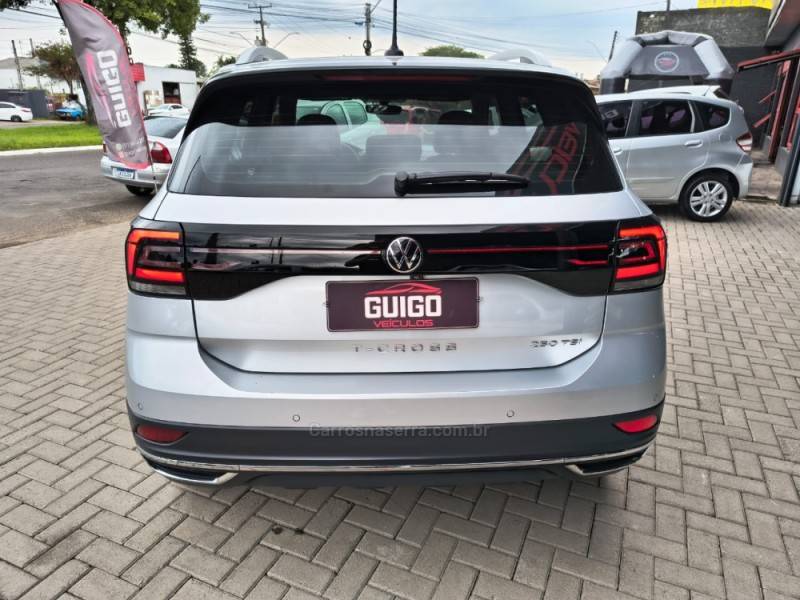 VOLKSWAGEN - T-CROSS - 2022/2023 - Prata - R$ 130.900,00