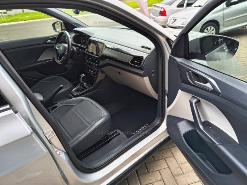 VOLKSWAGEN - T-CROSS - 2022/2023 - Prata - R$ 130.900,00